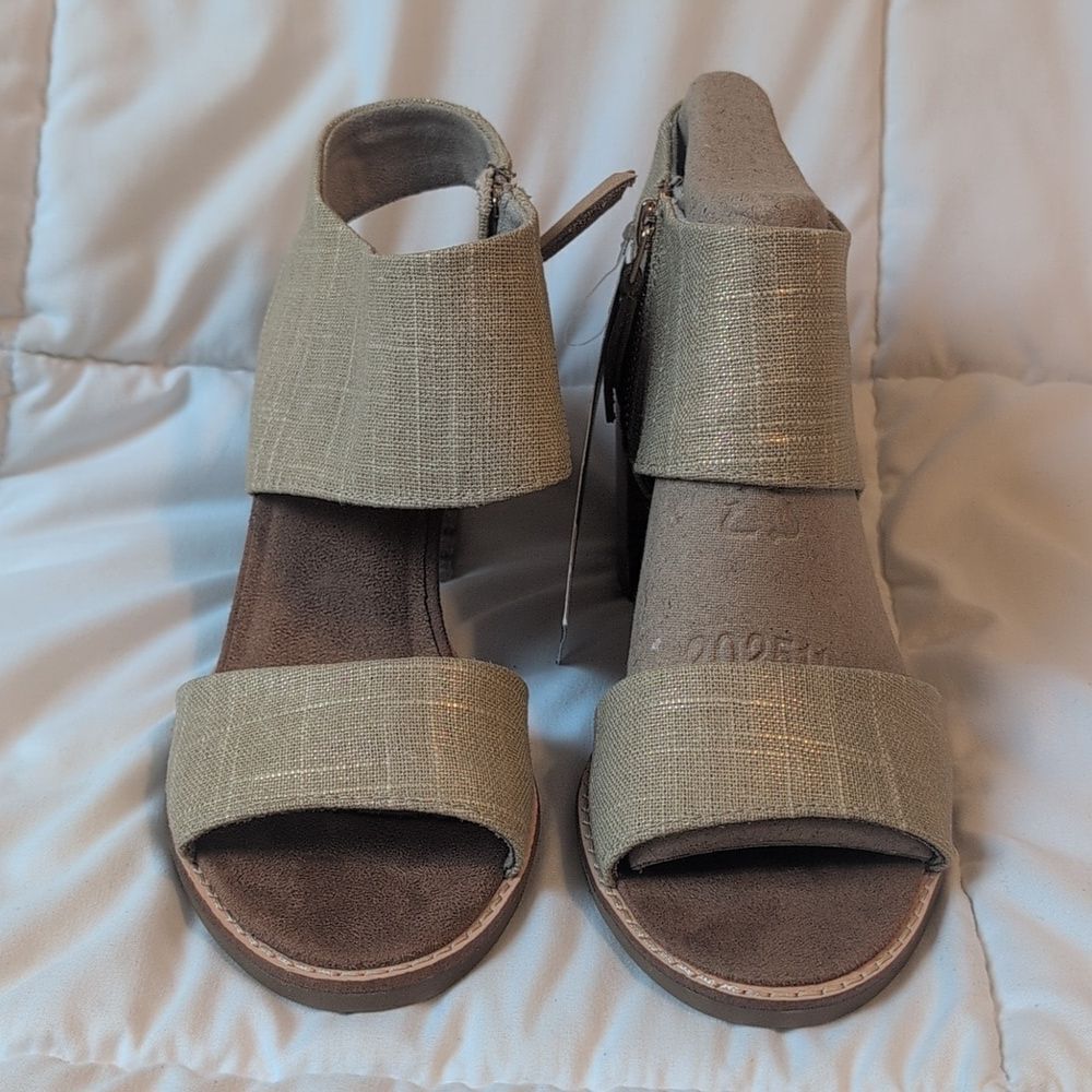 Tom's Size 7 Metallic Foil Champagne Majorca Cut Out Heels, NEW - Picture 2 of 11